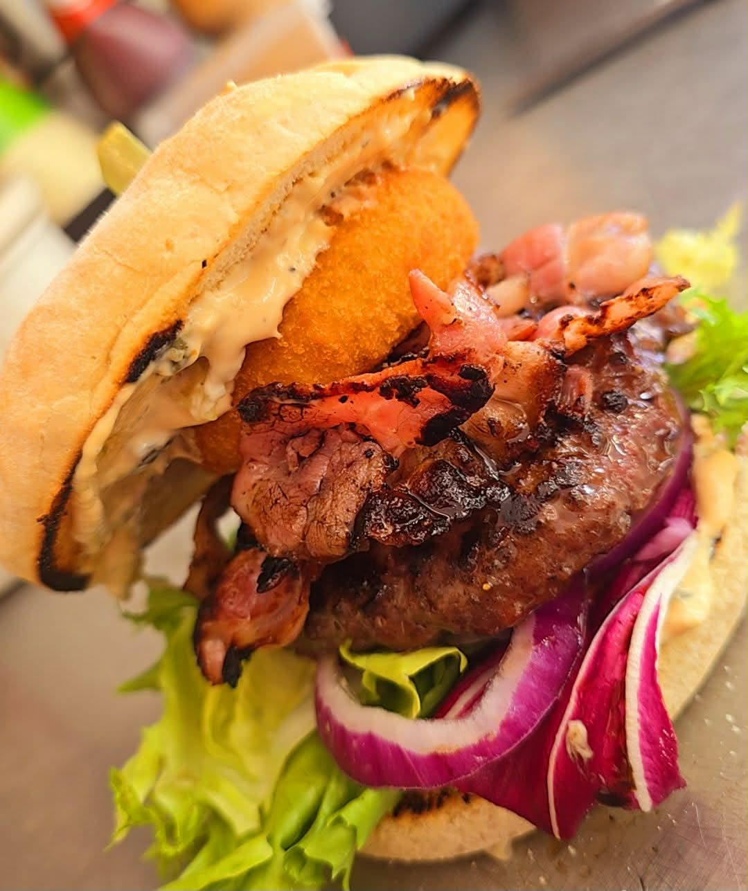 Burger au bacon, oignons rouges et salade