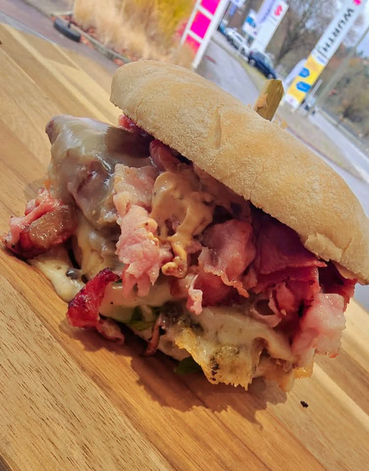 Burger garni de jambon et fromage fondu