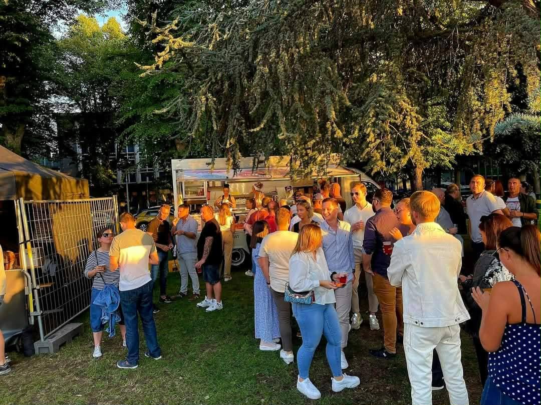 Invités réunis autour du food truck lors d'un événement