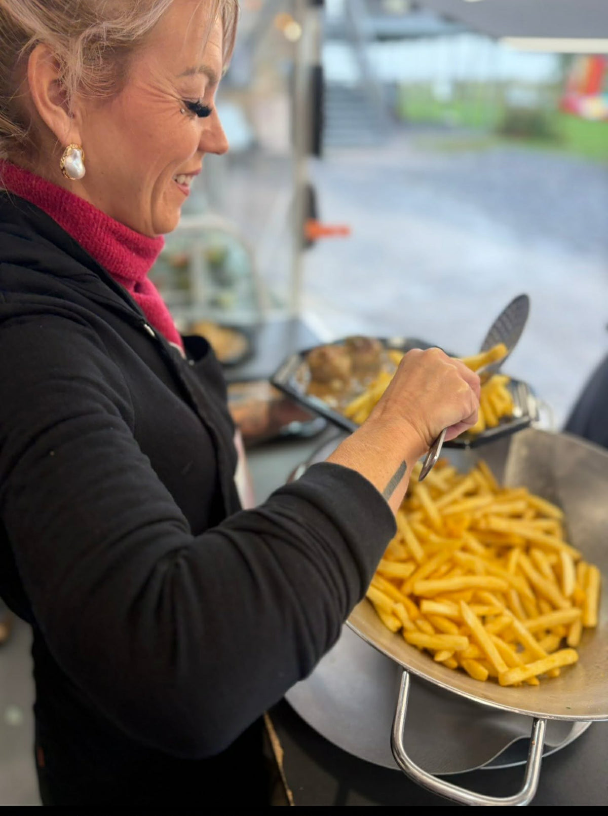 Jess prépare des frites maison dans le food truck