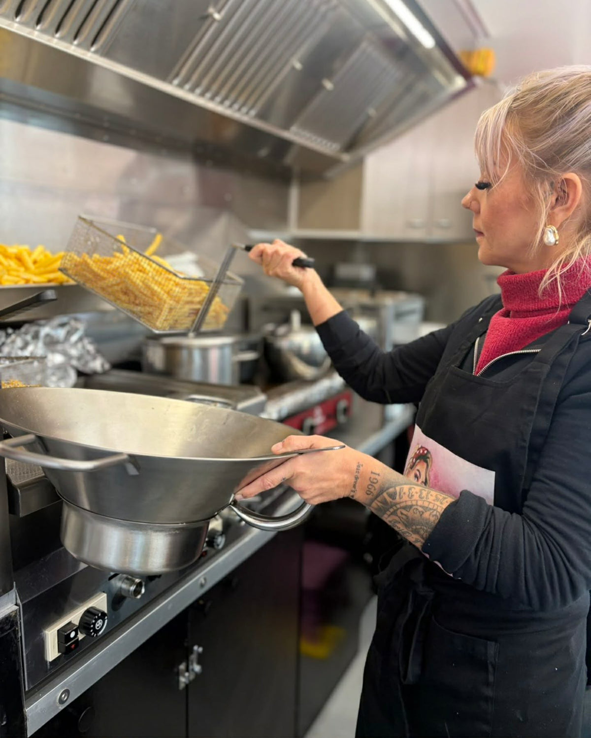 Jess en cuisine dans le food truck