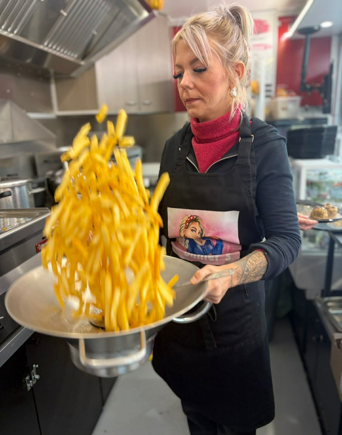 Jess fait sauter des frites fraîches
