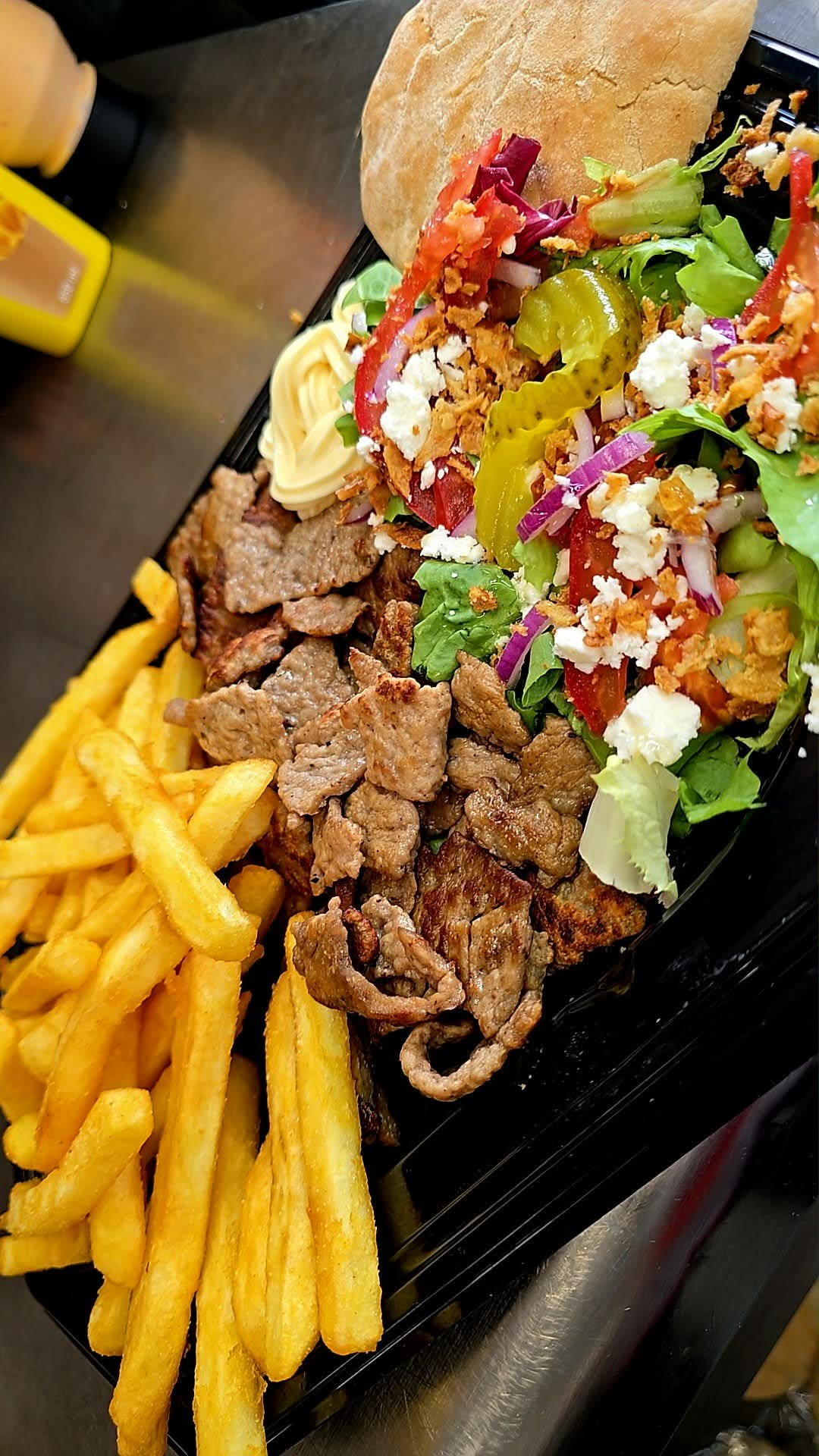 Assiette garnie avec viande, crudités et frites